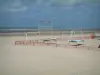 Le Touquet-Paris-Plage - Côte d'Opale : plage de sable avec une aire de jeux, mer (la Manche) et nuages dans le ciel