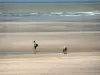 Le Touquet-Paris-Plage - Côte d'Opale : plage de sable avec deux promeneurs et mer  (la Manche)