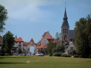 Le Touquet-Paris-Plage - Jardín (césped), los árboles, la iglesia, las casas y el mercado interior