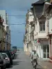 Le Touquet-Paris-Plage - Rue avec cyclistes et maisons, mer (la Manche) en arrière-plan