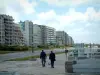 Le Touquet-Paris-Plage - Digue-promenade, rue, jardins, immeubles et nuages dans le ciel