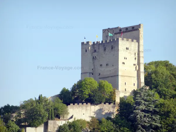 La tour de Crest - Guide tourisme, vacances & week-end dans la Drôme