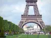 Tour Eiffel - Tour Eiffel dominant le parc du Champ-de-Mars et les jardins du Trocadéro en arrière-plan