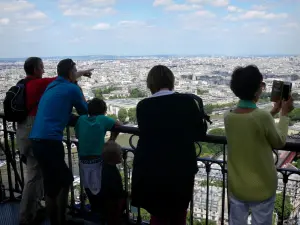 Tour Eiffel - Visiteurs admirant le panorama sur Paris depuis le deuxième étage