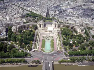 Tour Eiffel - Vue sur la Seine, le palais de Chaillot et les jardins du Trocadéro depuis le troisième étage de la tour Eiffel