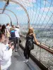 Tour Eiffel - Visiteurs appréciant le panorama au sommet de la tour Eiffel