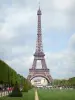 Tour Eiffel - Promenade dans le jardin du Champ-de-Mars avec vue sur la tour Eiffel