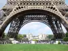 Tour Eiffel - Piliers de la tour Eiffel avec en arrière-plan le palais de Chaillot