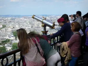 Tour Eiffel - Visiteurs au deuxième étage admirant le panorama sur Paris