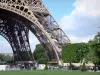 Tour Eiffel - Vue sur les piliers de la tour