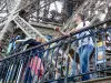 Tour Eiffel - Visiteurs au deuxième étage