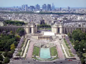 Tour Eiffel - Vue sur les jardins du Trocadéro, le palais de Chaillot et le quartier de la Défense en arrière-plan depuis le haut de la tour