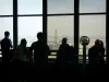 Tour Montparnasse - Visiteurs admirant le panorama sur Paris et la tour Eiffel depuis le 56ème étage