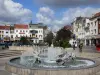 Tourcoing - Springbrunnen des Platzes Grand'Place, Boutiquen und Häuser der Stadt, Wolken im blauen Himmel