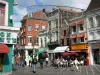 Tourcoing - Calle peatonal, casas, tiendas y cafetería con terraza