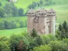 Tournemire和Anjony城堡 - Anjony中世纪城堡被绿树环绕，位于Tournemire自治市，位于Auvergne火山区域自然公园内