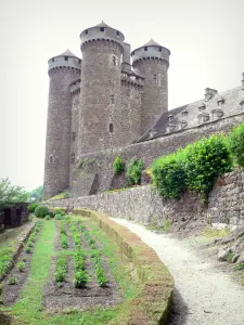 Tournemire y el castillo de Anjony - Caminar en el jardín del castillo, al pie de la mazmorra medieval