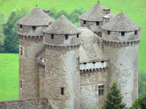 Tournemire y el castillo de Anjony - Torreón medieval y sus cuatro torres rematadas por tejados Pepperpot