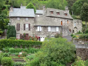 Tournemire und das Schloss von Anjony - Steinhäuser im Dorf Tournemire