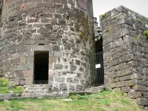 Tournemire und das Schloss von Anjony - Turm der mittelalterlichen Burg