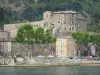 Tournon-sur-Rhône - Chateau de Tournon, kasteelmuseum, met uitzicht op de muren van de oude stad en de rivier de Rhône