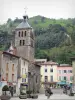 Tournon-sur-Rhône - Toren van de kerk van Saint-Julien en gevels van de stad