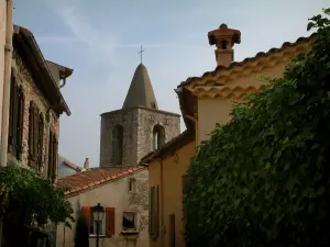 Tourrettes - Ivy, kerktoren en huizen in het dorp