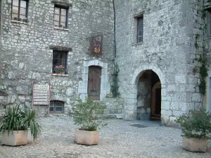 Tourrettes-sur-Loup - Entrance to the old village with its stone hall