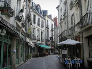 Tours - Calle en el casco antiguo con sus casas y sus terrazas de restaurantes