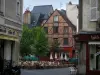 Tours - Maisons et terrasse de café de la place Plumereau
