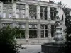 Tours - Jardin de Beaune-Semblançay : fontaine sculptée et vestiges de l'hôtel de Beaune-Semblançay