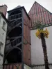 Tours - Tour d'escalier et maisons de la vieille ville