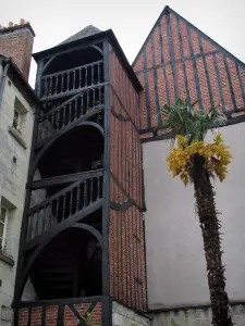 Tours - Escalera de la torre y las casas en el casco antiguo