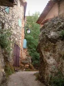 Tourtour - Gepflasterte Gasse, Felsen, Strassenleuchte und Häuser des Dorfes