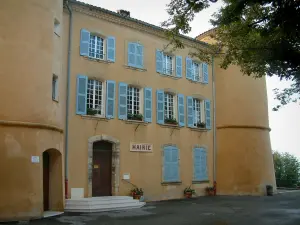 Tourtour - Kommunales Schloß mit Türmen, das das Rathaus des Dorfes birgt