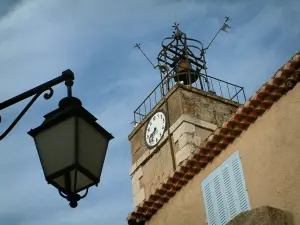 Tourtour - Strassenleuchte im ersten Plan, Turm überwunden von einem Kampanile aus Schmiedeeisen und Haus eines Dorfes