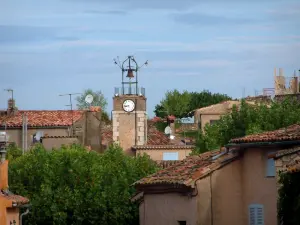 Tourtour - Bäume, Turm überwunden mit einem Kampanile aus Schmiedeeisen und Häuser des Dorfes