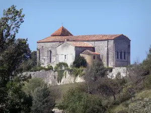 Touvre - Kerk van St. Magdalena in Romaanse stijl en bomen