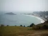 Trébeurden - Uitzicht op het resort en haar grote strand en de zee (Channel Engels)