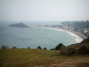 Trébeurden - Vue sur la station balnéaire et sa grande plage, ainsi que sur la mer (la Manche)