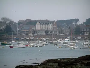 Trégastel - Bateaux et voiliers flottant sur l'eau (la Manche) et côte parsemée de maisons de la station balnéaire