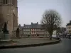 Tréguier - Cathédrale avec sa place et son arbre, anciennes demeures en arrière-plan