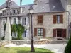 Treignac - Fachadas de casas da cidade medieval, com poste em primeiro plano