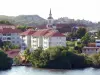 Les Trois-Îlets - Vue sur le clocher de l'église Notre-Dame-de-la-Bonne-Délivrance et les façades du bourg