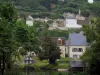 Trôo - Troglodietendorp huizen met uitzicht op de rivier (de Zevenslaper) en bomen aan de rand van het water