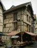 Troyes - Oude huizen met houten zijkanten en cafe-terras
