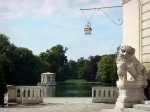 Tuien van het kasteel van Fontainebleau - Standbeeld van het Hof van de Fontein, karper vijver en paviljoen, en bomen van het Engels tuin