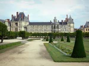 Tuien van het kasteel van Fontainebleau - Grote parterre (Franse tuin), linden paden en de gevels van het paleis van Fontainebleau