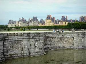 Tuien van het kasteel van Fontainebleau - Basin watervallen, grote Parterre (Franse tuin) en de gevels van het paleis van Fontainebleau