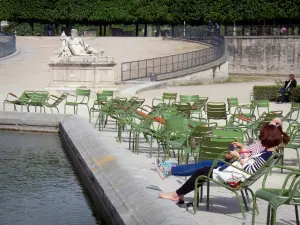 Tuilerien-Garten - Entspannungspause auf den Gartenstühlen, am Rand des achteckigen Wasserbeckens